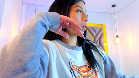 Snapshot of ey_im_simone_ chatting on 05/25/26, 12:11 online show from 05/25/26, 12:11
