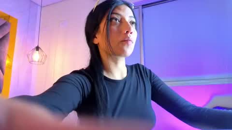 Snapshot of ey_im_simone_ chatting on 06/17/26, 12:07 online show from 06/17/26, 12:07