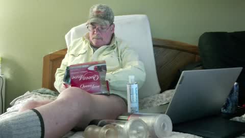 Eyeswideshut63 online show from 12/22/24, 10:36