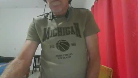 Snapshot of ez242424 chatting on 11/21/25, 08:18 SweetZeek online show from 11/21/25, 08:18