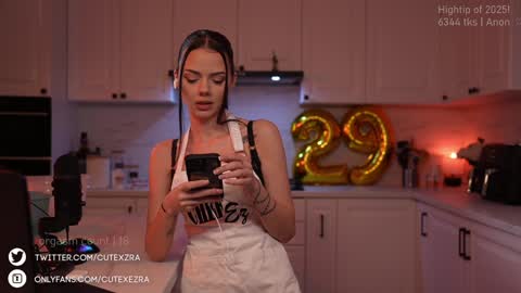 Snapshot of ezra chatting on 02/08/25, 09:46 Ezra online show from 02/08/25, 09:46