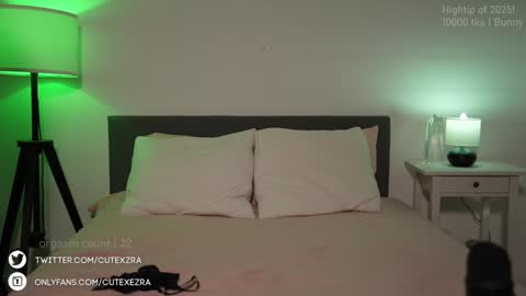 Snapshot of ezra chatting on 03/04/25, 09:00 Ezra online show from 03/04/25, 09:00