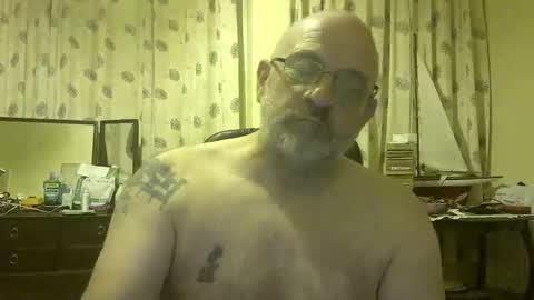 Snapshot of f1zzeek chatting on 05/17/26, 10:28 f1zzeek online show from 05/17/26, 10:28