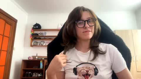 Snapshot of faintpeach chatting on 04/12/26, 11:04 Loly online show from 04/12/26, 11:04