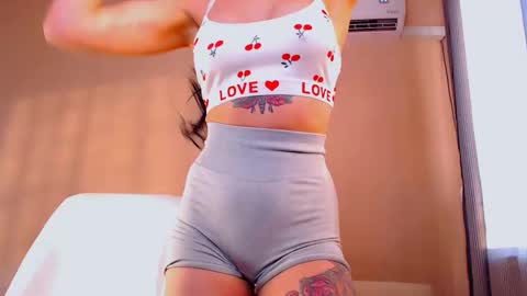 Snapshot of fairy_elli_hot chatting on 12/17/25, 12:44 Elli online show from 12/17/25, 12:44