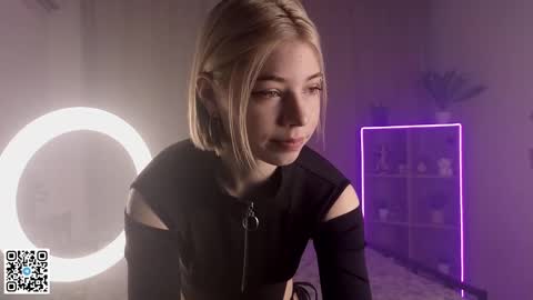 Snapshot of falinegelling chatting on 02/02/25, 04:15 Emilia online show from 02/02/25, 04:15