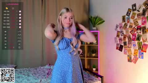 Snapshot of falinegelling chatting on 02/10/25, 04:08 Emilia online show from 02/10/25, 04:08