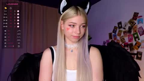 Snapshot of falinegelling chatting on 02/14/25, 04:15 Emilia online show from 02/14/25, 04:15