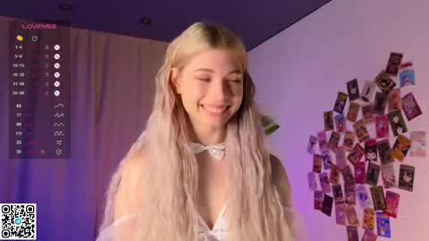 Snapshot of falinegelling chatting on 02/21/25, 04:18 Emilia online show from 02/21/25, 04:18