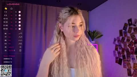 Snapshot of falinegelling chatting on 02/23/25, 04:17 Emilia online show from 02/23/25, 04:17