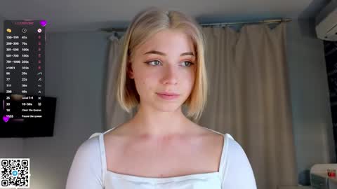 Snapshot of falinegelling chatting on 03/09/25, 01:37 Emilia online show from 03/09/25, 01:37