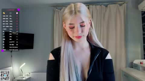 Snapshot of falinegelling chatting on 03/11/25, 04:10 Emilia online show from 03/11/25, 04:10