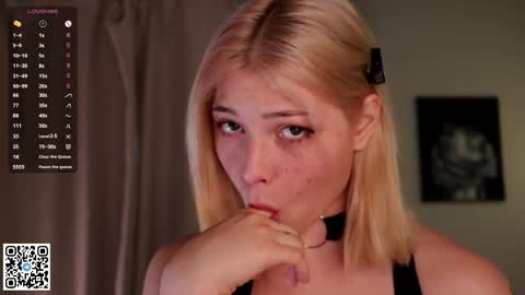 Snapshot of falinegelling chatting on 09/15/25, 04:23 Emilia online show from 09/15/25, 04:23