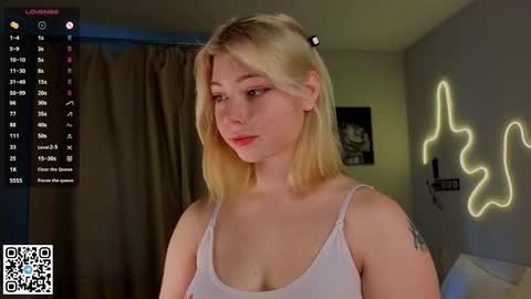 Snapshot of falinegelling chatting on 09/30/25, 04:17 Emilia online show from 09/30/25, 04:17