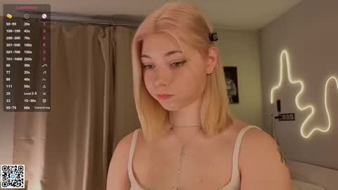 Snapshot of falinegelling chatting on 10/22/25, 04:24 Emilia online show from 10/22/25, 04:24