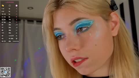 Snapshot of falinegelling chatting on 11/17/25, 04:18 Emilia online show from 11/17/25, 04:18