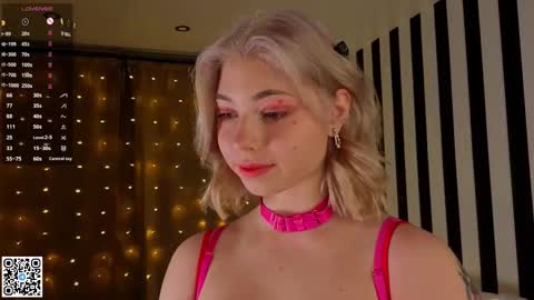 Snapshot of falinegelling chatting on 11/19/25, 04:12 Emilia online show from 11/19/25, 04:12