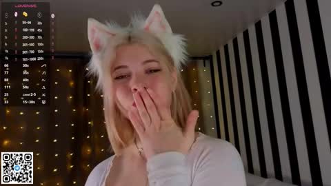 Snapshot of falinegelling chatting on 11/30/25, 04:05 Emilia online show from 11/30/25, 04:05