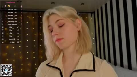 Snapshot of falinegelling chatting on 12/17/25, 04:07 Emilia online show from 12/17/25, 04:07