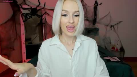 Lana online show from 10/26/25, 11:20