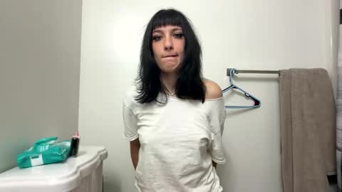 Snapshot of fallfor_lilly chatting on 11/26/25, 03:18 Lilly online show from 11/26/25, 03:18