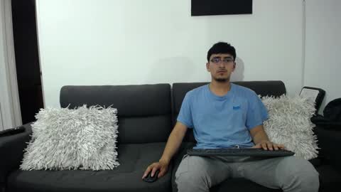 Snapshot of fallgays chatting on 12/31/24, 01:04 FallGays online show from 12/31/24, 01:04