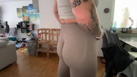 Snapshot of familycouple74 chatting on 04/21/26, 09:15 familycouple74 online show from 04/21/26, 09:15