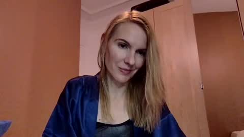 Snapshot of fanny_posy chatting on 12/15/24, 02:30 Fanny online show from 12/15/24, 02:30