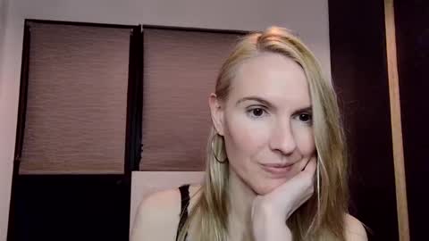 Snapshot of fanny_posy chatting on 01/03/25, 01:27 Fanny online show from 01/03/25, 01:27