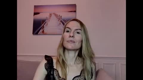 Snapshot of fanny_posy chatting on 01/08/25, 11:52 Fanny online show from 01/08/25, 11:52