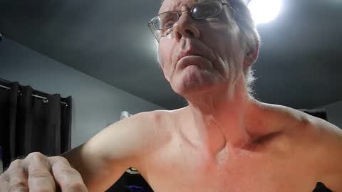 Snapshot of fantasyresort chatting on 12/26/24, 04:21 fantasyresort online show from 12/26/24, 04:21