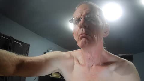 Snapshot of fantasyresort chatting on 10/15/25, 03:06 fantasyresort online show from 10/15/25, 03:06