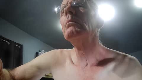 Snapshot of fantasyresort chatting on 10/21/25, 03:07 fantasyresort online show from 10/21/25, 03:07