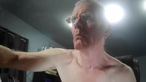 Snapshot of fantasyresort chatting on 11/17/25, 04:07 fantasyresort online show from 11/17/25, 04:07