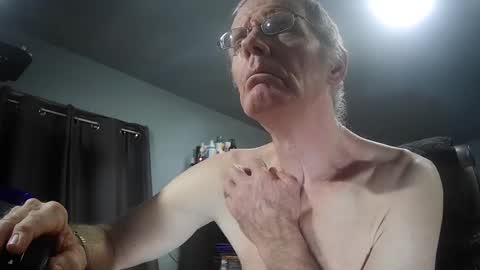 Snapshot of fantasyresort chatting on 12/14/25, 01:00 fantasyresort online show from 12/14/25, 01:00