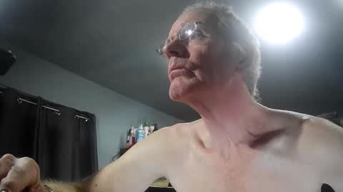 Snapshot of fantasyresort chatting on 12/17/25, 04:07 fantasyresort online show from 12/17/25, 04:07