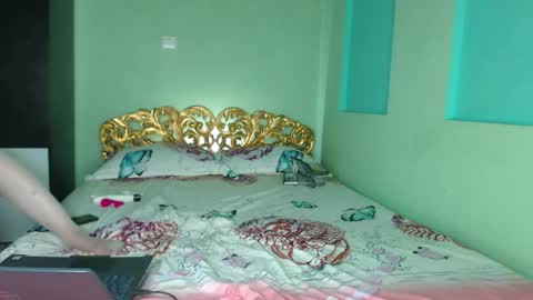 Snapshot of farfalina_hot chatting on 12/14/25, 06:41 farfalina online show from 12/14/25, 06:41