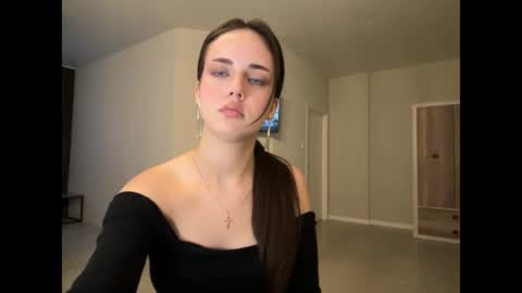 Snapshot of farrahburde chatting on 06/17/26, 05:47 Mia online show from 06/17/26, 05:47