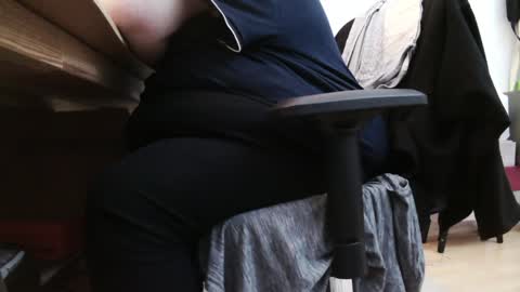 Snapshot of fat_bubble chatting on 01/05/25, 04:06 Fat Bernd online show from 01/05/25, 04:06