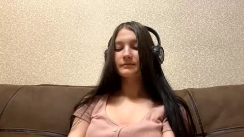 Aurora 18yo online show from 11/11/25, 08:25