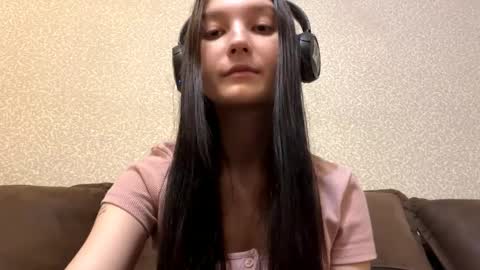 Aurora 18yo online show from 11/30/25, 08:51