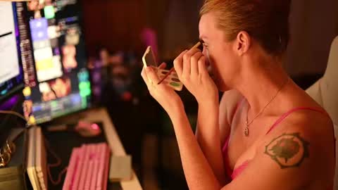 Snapshot of fayeholloway chatting on 09/21/25, 02:46 Faye Holloway online show from 09/21/25, 02:46