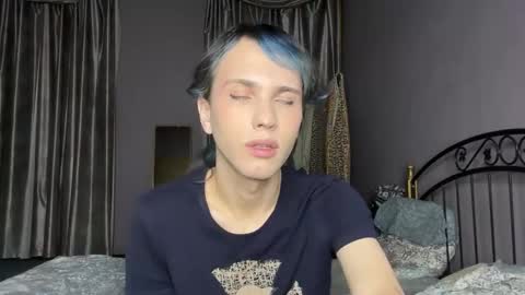 Snapshot of fcherthth chatting on 12/14/25, 04:45 Mark online show from 12/14/25, 04:45