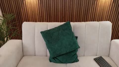 Feelena online show from 12/17/25, 06:14