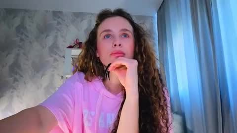 Snapshot of feet_heelss chatting on 10/17/25, 12:08 Kris online show from 10/17/25, 12:08