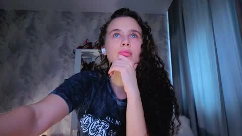 Snapshot of feet_heelss chatting on 10/27/25, 10:52 Kris online show from 10/27/25, 10:52