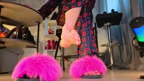 Snapshot of feet_heelss chatting on 11/10/25, 09:30 Kris online show from 11/10/25, 09:30