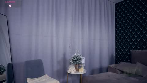 Snapshot of felissiany chatting on 12/17/25, 04:18 Hello im Nova online show from 12/17/25, 04:18