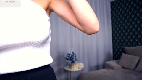 Snapshot of felissiany chatting on 01/07/26, 04:26 Hello im Nova online show from 01/07/26, 04:26