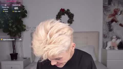 Snapshot of felix_rey chatting on 12/19/25, 07:32 Felix online show from 12/19/25, 07:32